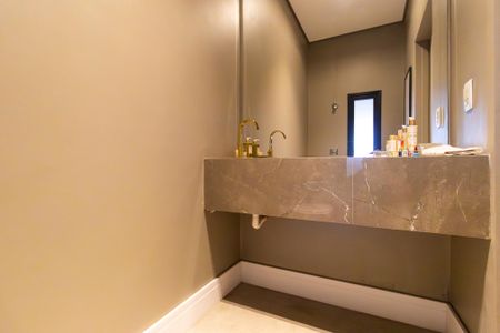 Casa de condomínio à venda com 280m², 3 quartos e 4 vagasLavabo