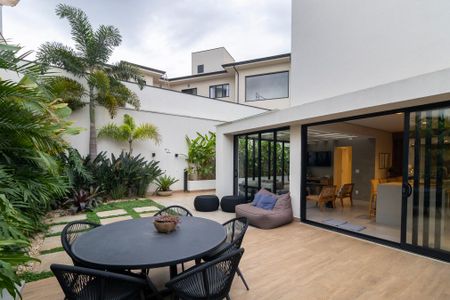 Casa de condomínio à venda com 280m², 3 quartos e 4 vagasQuintal