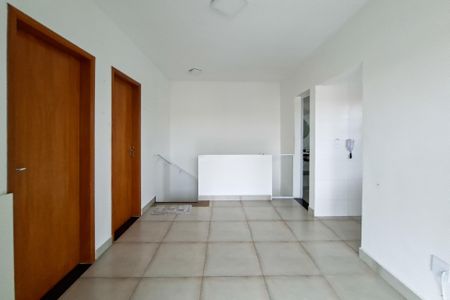 Sala de casa de condomínio para alugar com 2 quartos, 66m² em Maracanã, Praia Grande