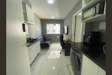Sala de kitnet/studio para alugar com 1 quarto, 24m² em Paraíso do Morumbi, São Paulo