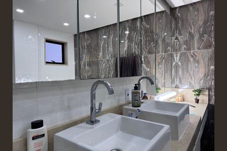 Casa de condomínio à venda com 350m², 6 quartos e 5 vagasSuíte 1 - Banheiro