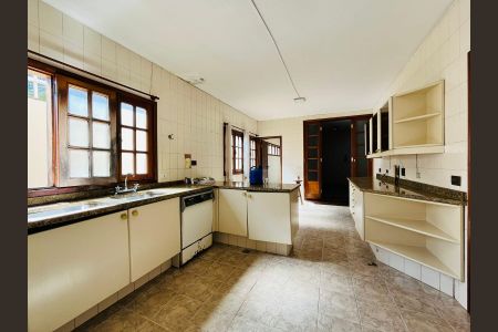 Casa para alugar com 583m², 3 quartos e 6 vagasCozinha e dispensa