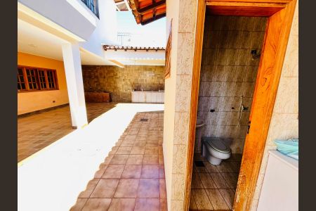 Casa para alugar com 583m², 3 quartos e 6 vagasBanheiro externo