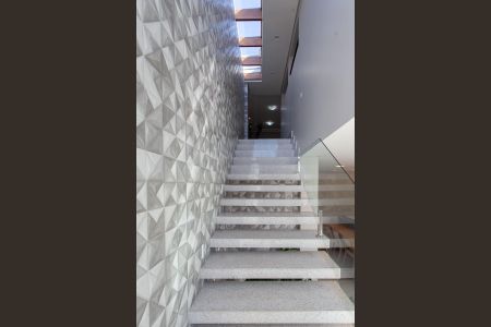 Casa à venda com 370m², 4 quartos e 2 vagasEscada