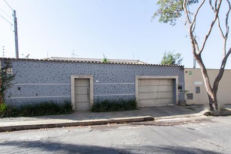 Casa à venda com 370m², 4 quartos e 2 vagasFachada