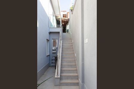 Casa à venda com 370m², 4 quartos e 2 vagasEscada Lateral