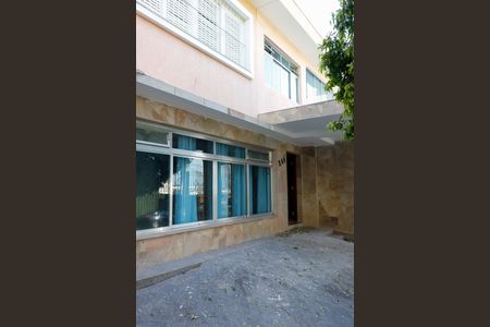 Casa para alugar com 130m², 2 quartos e 2 vagas Casa para alugar com 130m², 2 quartos e 2 vagasFachada