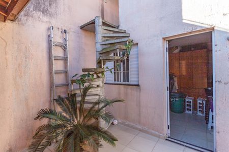 Casa à venda com 276m², 3 quartos e 2 vagas Casa à venda com 276m², 3 quartos e 2 vagasEscada