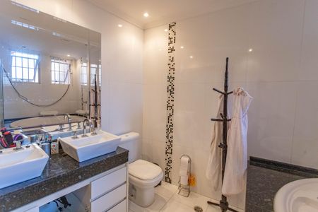 Casa à venda com 276m², 3 quartos e 2 vagas Casa à venda com 276m², 3 quartos e 2 vagasBanheiro da Suíte 2