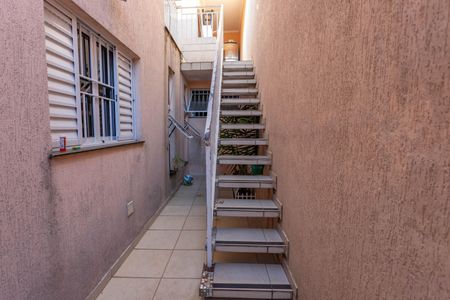 Casa à venda com 276m², 3 quartos e 2 vagas Casa à venda com 276m², 3 quartos e 2 vagasEscada