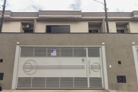 Casa para alugar com 80m², 2 quartos e 2 vagas Casa para alugar com 80m², 2 quartos e 2 vagasFachada