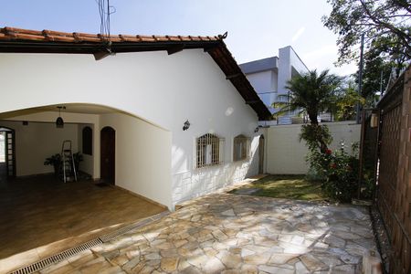 Casa à venda com 224m², 4 quartos e 3 vagasFachada