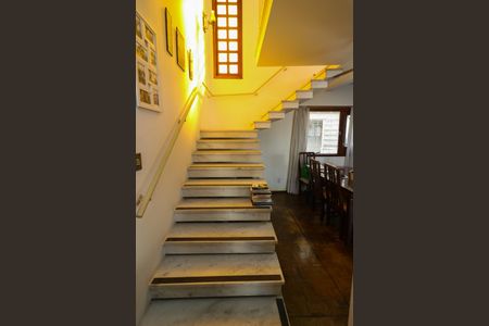 Escada de casa à venda com 3 quartos, 251m² em Petrópolis, Porto Alegre