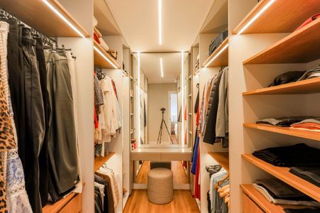 Apartamento à venda com 145m², 3 quartos e 2 vagasCloset da Suíte 1