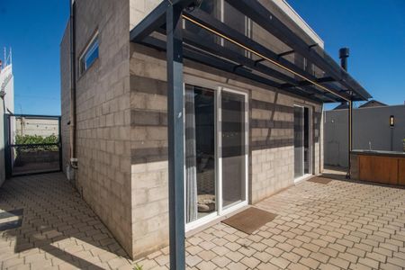 Casa à venda com 78m², 1 quarto e 3 vagas Casa à venda com 78m², 1 quarto e 3 vagasJardim