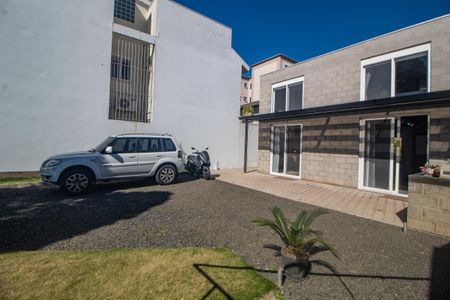 Casa à venda com 78m², 1 quarto e 3 vagas Casa à venda com 78m², 1 quarto e 3 vagasFachada