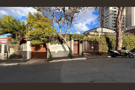 Casa à venda com 240m², 5 quartos e 3 vagasFachada