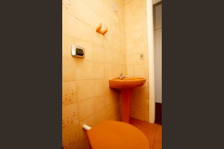 Banheiro de apartamento à venda com 1 quarto, 35m² em São João, Porto Alegre