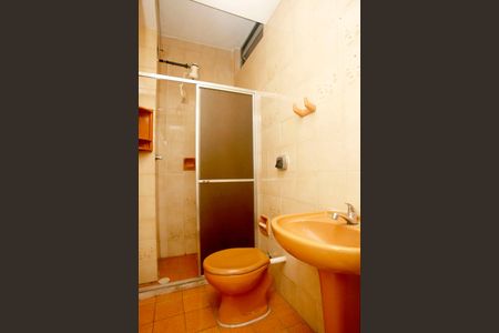 Banheiro de apartamento à venda com 1 quarto, 35m² em São João, Porto Alegre