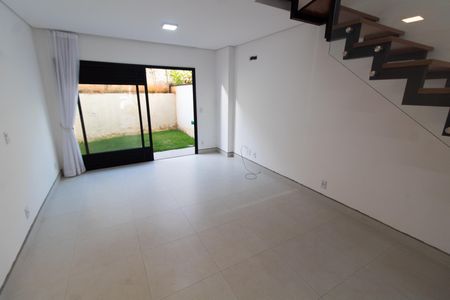 Sala de casa de condomínio à venda com 2 quartos, 79m² em Bairro das Palmeiras, Campinas