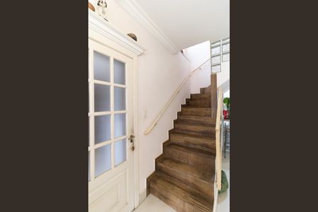 Casa para alugar com 150m², 3 quartos e 2 vagas Casa para alugar com 150m², 3 quartos e 2 vagasEscada