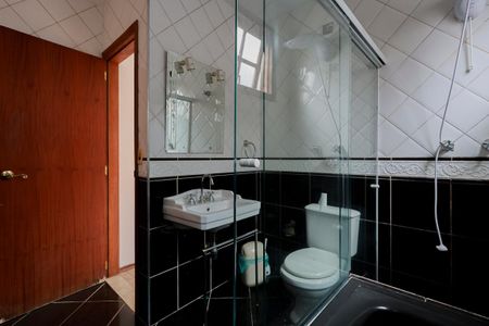 Casa à venda com 510m², 4 quartos e 8 vagas Casa à venda com 510m², 4 quartos e 8 vagasBanheiro da suíte