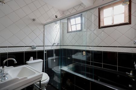 Casa à venda com 510m², 4 quartos e 8 vagas Casa à venda com 510m², 4 quartos e 8 vagasBanheiro da suíte