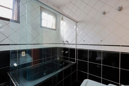 Casa à venda com 510m², 4 quartos e 8 vagas Casa à venda com 510m², 4 quartos e 8 vagasBanheiro da suíte