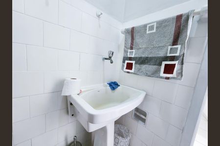 Banheiro de kitnet/studio para alugar com 1 quarto, 28m² em Centro, Rio de Janeiro