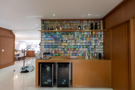 Casa à venda com 370m², 4 quartos e 2 vagas Casa à venda com 370m², 4 quartos e 2 vagasAdega