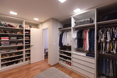 Casa à venda com 370m², 4 quartos e 2 vagas Casa à venda com 370m², 4 quartos e 2 vagasCloset da Suite 3