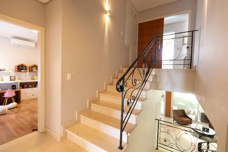 Casa à venda com 370m², 4 quartos e 2 vagas Casa à venda com 370m², 4 quartos e 2 vagasEscada de Acesso aos Quartos