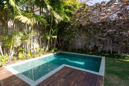 Casa à venda com 370m², 4 quartos e 2 vagas Casa à venda com 370m², 4 quartos e 2 vagasPiscina