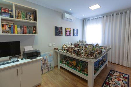 Casa à venda com 370m², 4 quartos e 2 vagas Casa à venda com 370m², 4 quartos e 2 vagasEscritório