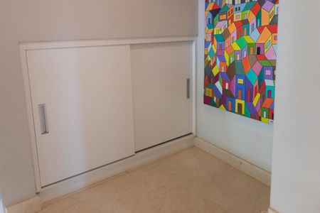 Casa à venda com 370m², 4 quartos e 2 vagas Casa à venda com 370m², 4 quartos e 2 vagasArmario na Escada