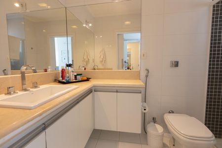 Casa à venda com 370m², 4 quartos e 2 vagas Casa à venda com 370m², 4 quartos e 2 vagasBanheiro da Suite 3