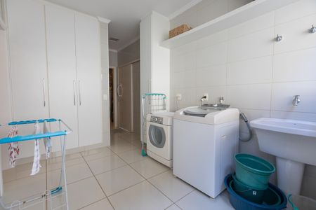 Casa à venda com 370m², 4 quartos e 2 vagas Casa à venda com 370m², 4 quartos e 2 vagasLavanderia
