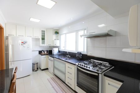 Casa à venda com 370m², 4 quartos e 2 vagas Casa à venda com 370m², 4 quartos e 2 vagasCozinha