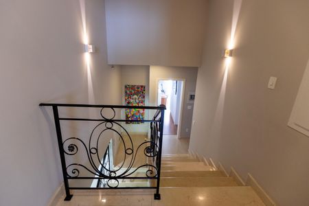 Casa à venda com 370m², 4 quartos e 2 vagas Casa à venda com 370m², 4 quartos e 2 vagasEscada