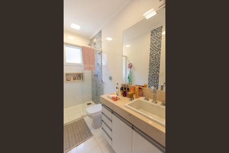 Casa à venda com 370m², 4 quartos e 2 vagas Casa à venda com 370m², 4 quartos e 2 vagasBanheiro da Suite 2