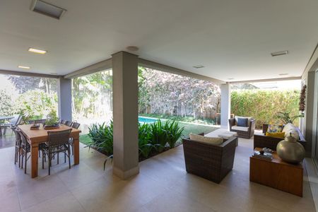 Casa à venda com 370m², 4 quartos e 2 vagas Casa à venda com 370m², 4 quartos e 2 vagasÁrea Externa