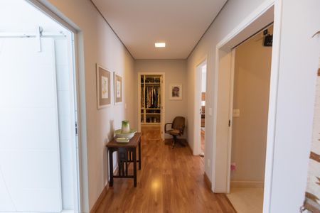 Casa à venda com 370m², 4 quartos e 2 vagas Casa à venda com 370m², 4 quartos e 2 vagasCorredor da Suite 3