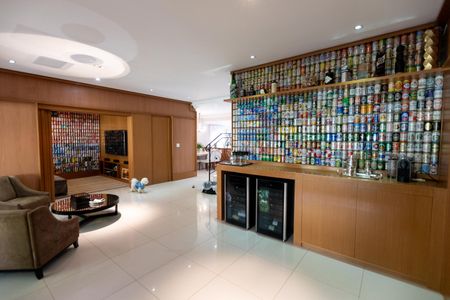 Casa à venda com 370m², 4 quartos e 2 vagas Casa à venda com 370m², 4 quartos e 2 vagasAdega