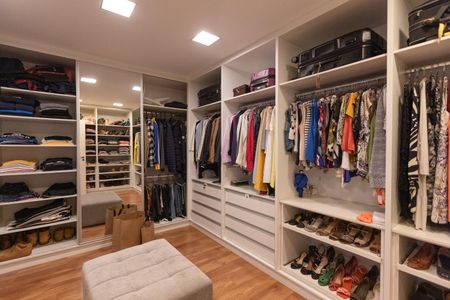 Casa à venda com 370m², 4 quartos e 2 vagas Casa à venda com 370m², 4 quartos e 2 vagasCloset da Suite 3