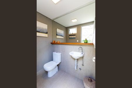 Casa à venda com 370m², 4 quartos e 2 vagas Casa à venda com 370m², 4 quartos e 2 vagasBanheiro de Serviço