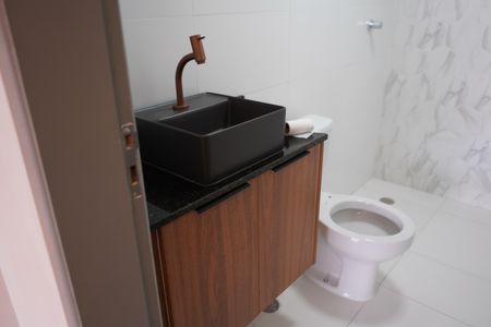 Banheiro de kitnet/studio para alugar com 1 quarto, 27m² em Vila Invernada, São Paulo