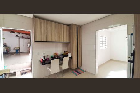 Casa à venda com 250m², 3 quartos e 4 vagas Casa à venda com 250m², 3 quartos e 4 vagasCozinha