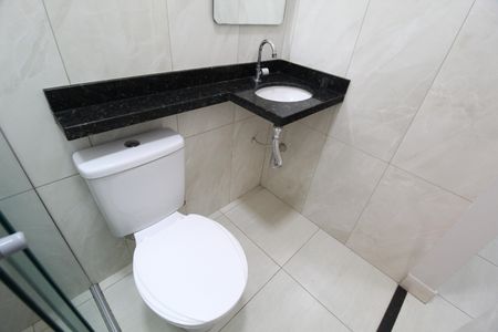 Banheiro de kitnet/studio para alugar com 1 quarto, 20m² em Martins, Uberlândia