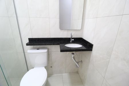 Banheiro de kitnet/studio para alugar com 1 quarto, 20m² em Martins, Uberlândia