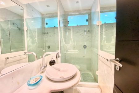 Apartamento à venda com 129m², 2 quartos e sem vagaBanheiro social